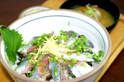 秋刀魚とアカモク丼.jpg